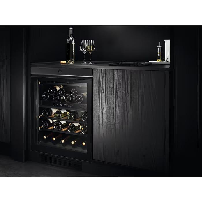 Built-in refrigerator AEG NSW8D826GT (ST), 122 l, G, Yes