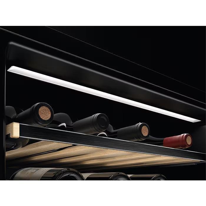 Built-in refrigerator AEG NSW8D826GT (ST), 122 l, G, Yes