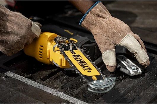 CORDLESS MINI CHAINSAW DEWALT DCMPS520N-XJ