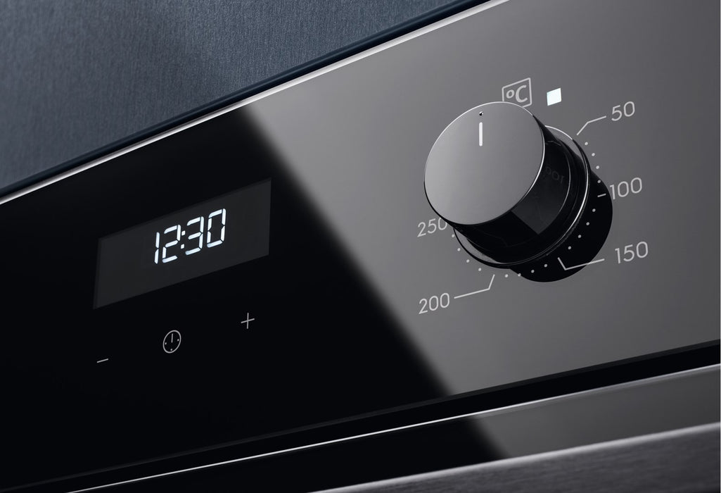Oven with catalytic converter Electrolux EOF5C50BZ 65 L black