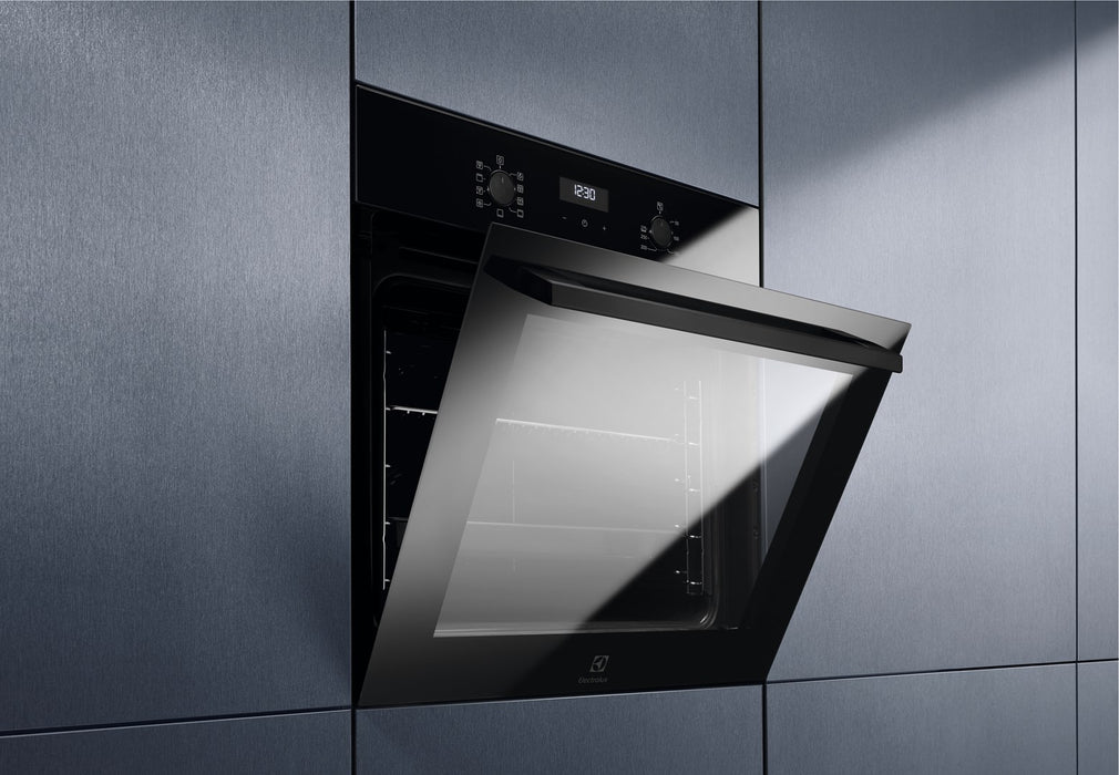 Oven with catalytic converter Electrolux EOF5C50BZ 65 L black