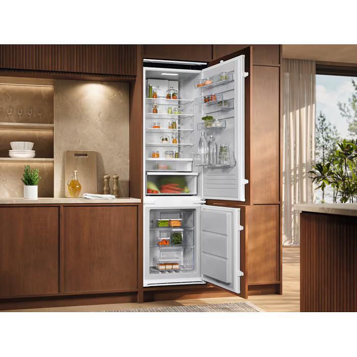 Built-in refrigerator with freezer Electrolux ENT6MD19S3, 269 l, D, No Frost, White, Yes