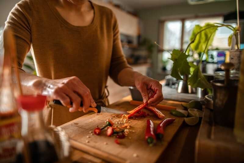 FUNCTIONAL FORM PEELING AND CUTTING KNIFE
