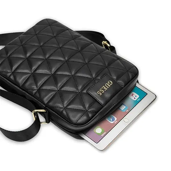 Guess Torba GUTB10QLBK 10’’ czarna/black Quilted Tablet Bag - Others<<<HurtelXML