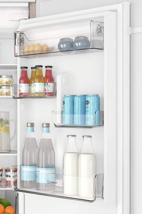 Built-in refrigerator with freezer Indesit INC18 T112, 250 l, E, No Frost, Yes