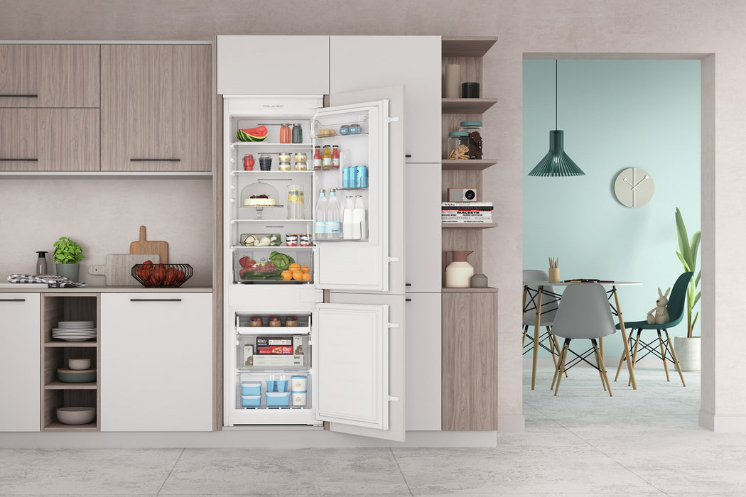 Built-in refrigerator with freezer Indesit INC18 T112, 250 l, E, No Frost, Yes