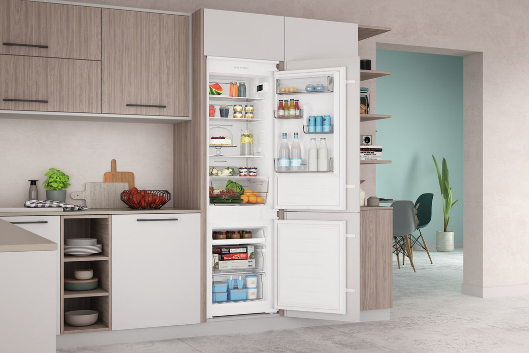 Built-in refrigerator with freezer Indesit INC18 T112, 250 l, E, No Frost, Yes