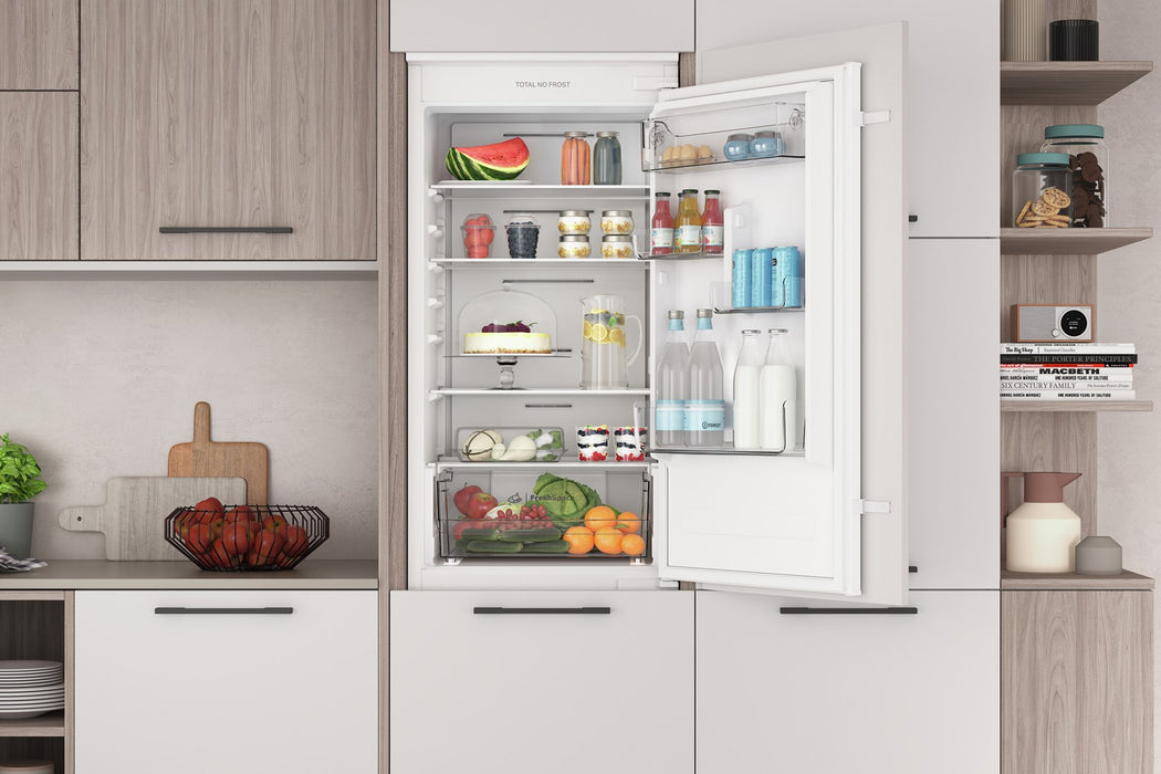 Built-in refrigerator with freezer Indesit INC18 T112, 250 l, E, No Frost, Yes