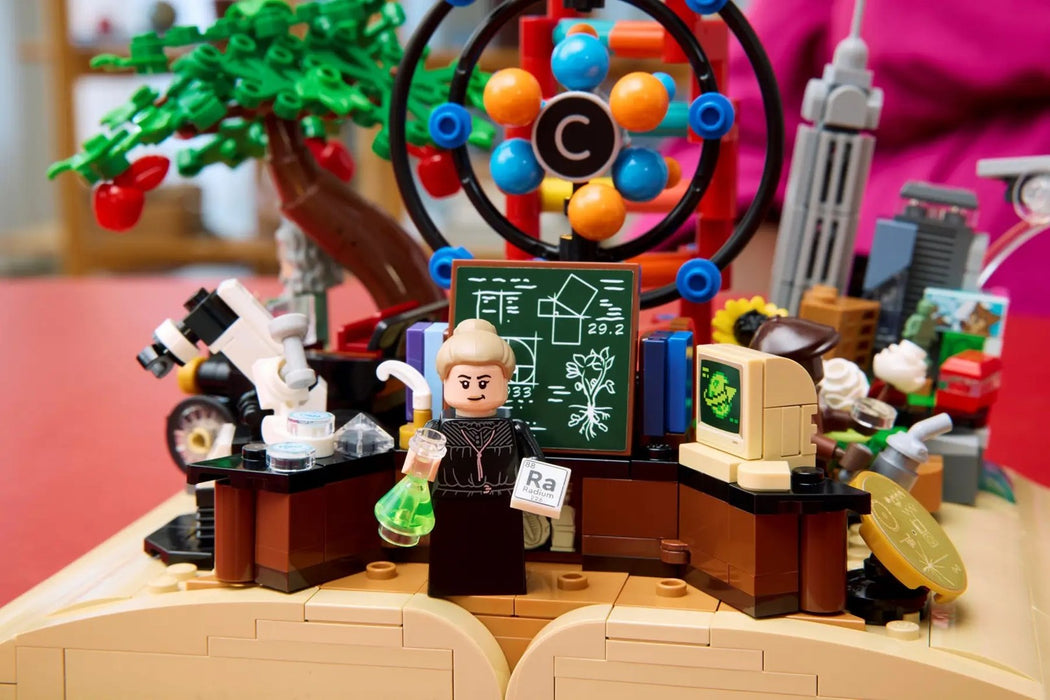 LEGO IDEAS 21355 The Evolution of STEM