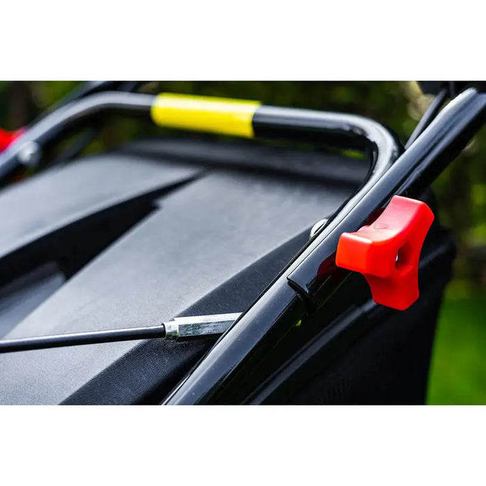 MOTORIZED SELF-PROPELLED MOWER GRAPHITE 52G671 139.0 cm3 3.00 HP MOWING WIDTH 46.00 cm SELF-PROPELLED FUNCTION