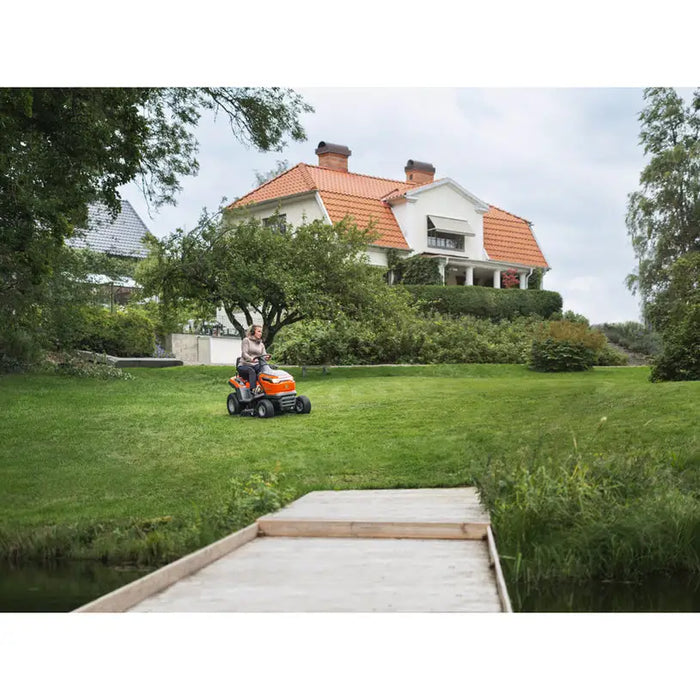 MOWING TRACTOR HUSQVARNA TC112 4-STROKE 413.0 cm3 10.72 HP - Трактори за косене<<<Градински машини<<<Инструменти и