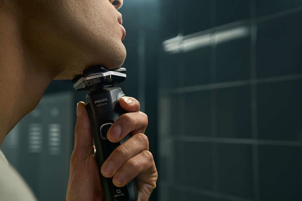 Philips SHAVER Series 5000 S5898/35 Wet and dry electric shaver with 2 accessories