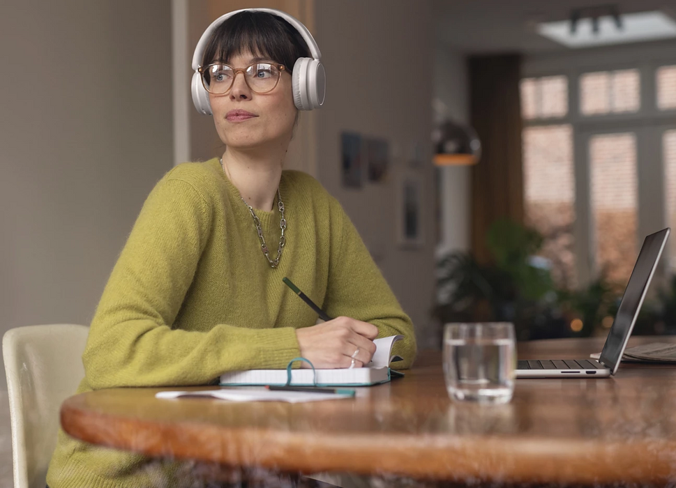 PHILIPS Wireless On Ear Headphone with mic 40mm drivers/closed-back white