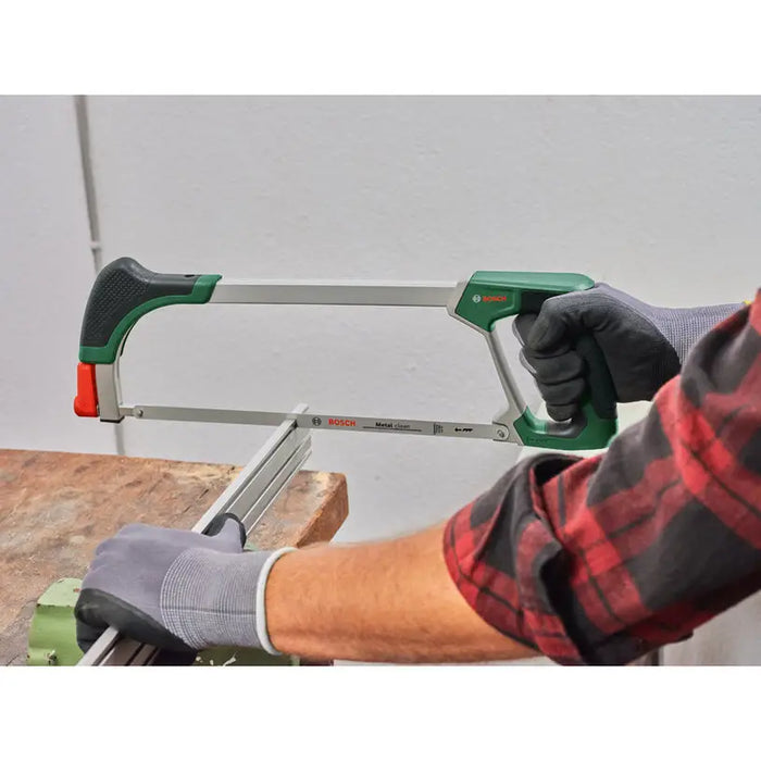SAW BOSCH 300 MM - Режещи инструменти<<<Ръчни инструменти<<<Инструменти и железария<<<Praktiker