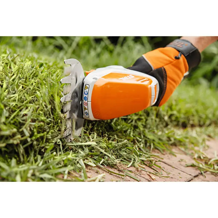 STIHL HSA 26 HSA 26 10.8 V BATTERY BATTERY NUMBER OF BATTERIES 1 2.10 Ah WORKING WIDTH WITH GRASS BLADE 20 mm WORKING