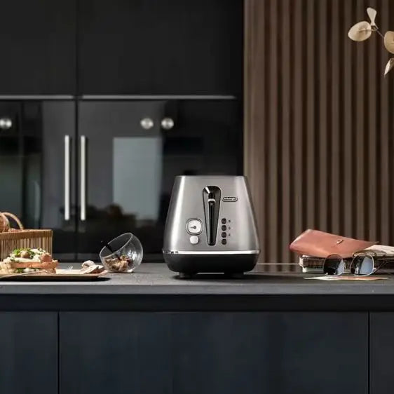 Toaster DeLonghi Distinta Titanium CTIN2103.TB - Тостери<<<Уреди за кухня<<<Малки електроуреди<<<TechnoMix