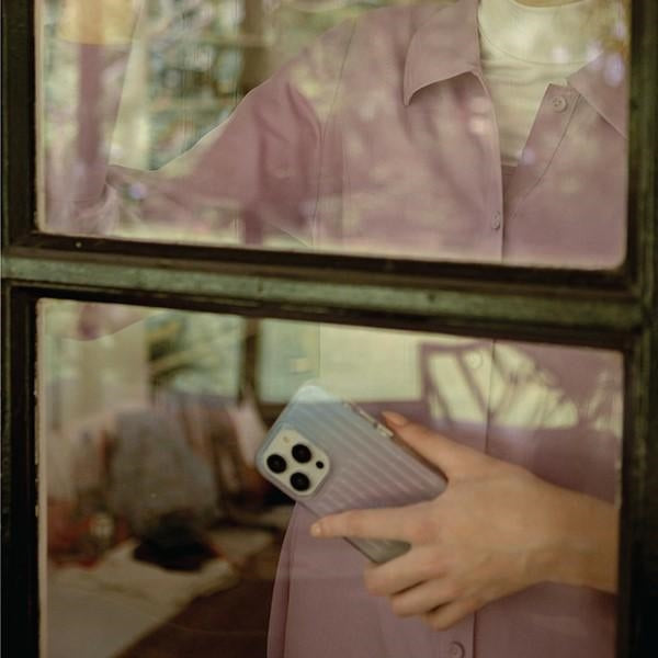 Uniq Coehl Linear case for iPhone 14 Pro - iridescent