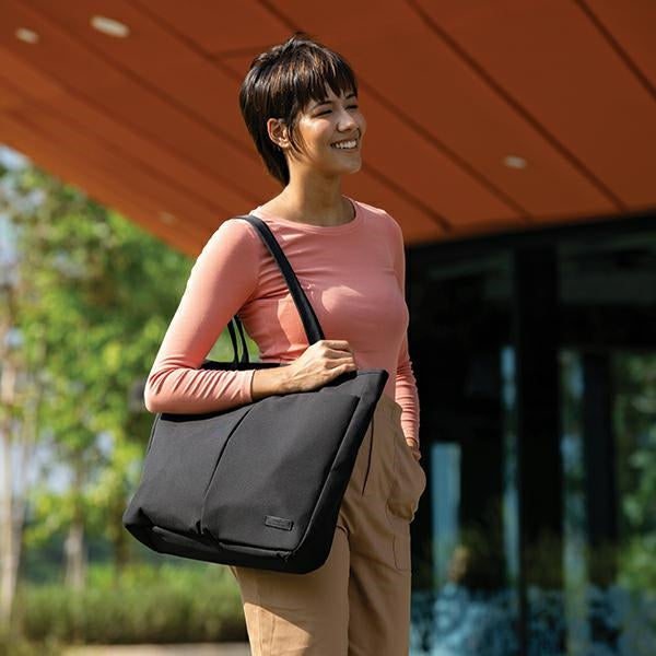 Uniq Hava bag for a 16'' RPET laptop - green