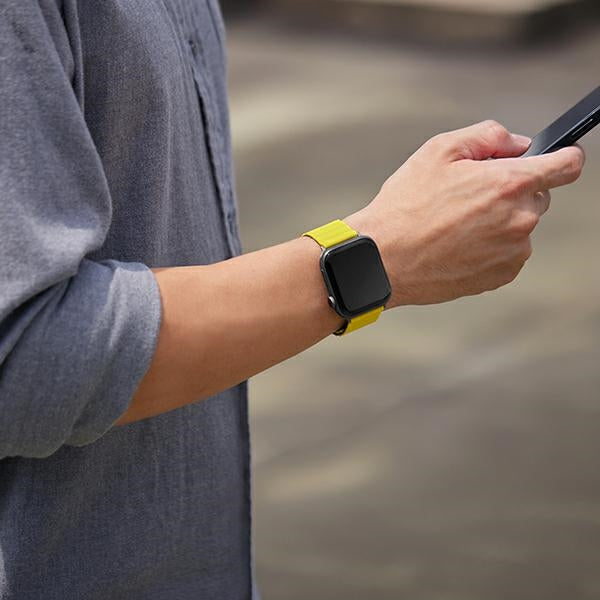 Uniq Revix Magnetic Strap for Apple Watch 42 / 44 / 45 / 49 mm - Black and Orange